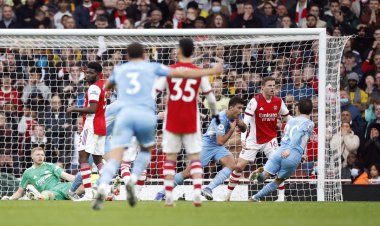 بالفيديو.. ضرب لاعبي السيتي بـ«بقايا الطعام والزجاجات الفارغة» بعد الهدف القاتل