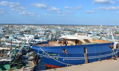 بعد تحسن الأحوال الجوية.. استئناف حركة الملاحة في مياه البحر المتوسط بـ«ميناء البرلس»