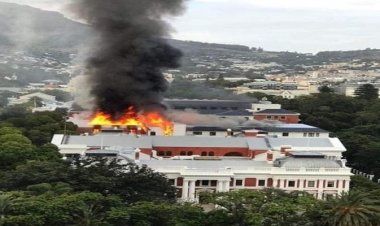 الدخان يتصاعد من المبنى التاريخي.. أحدث التطورات الخاصة بحريق  برلمان جنوب إفريقيا