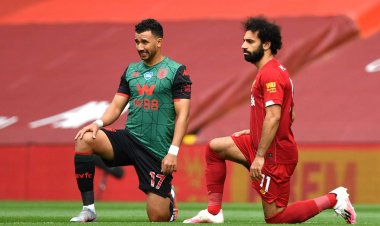 شاهد.. هذا ما فعله صلاح مع تريزيجيه وهو «نائم» على «طائرة القاهرة»