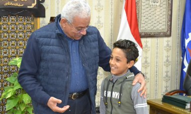 أنقذ مواطن من غيبوبة سكر.. محافظ السويس يكرم الطفل فارس لشهامته