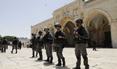 مستوطنون يقتحمون باحات الأقصى وسط حماية من شرطة الاحتلال الإسرائيلي