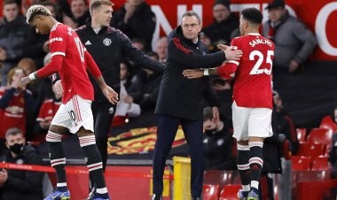 بعد ثورة الغضب ضد «رالف رانجنيك».. مانشستر يونايتد يختار مدربًا جديدًا