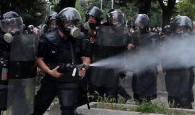 الشرطة فرقت المحتجين بـ«الغاز».. اقتحام مقر حزب المعارضة في ألبانيا