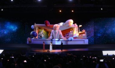 أينشتاين وجلال الدين الرومي والأم تريزا يشاركون في منتدى شباب العالم (فيديو)