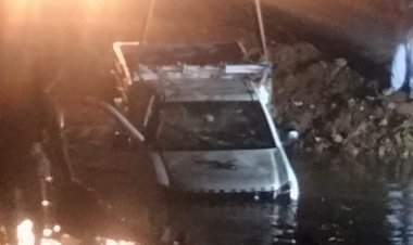 «الإنقاذ النهري» ينتشل السيارة المنكوبة بعد سقوطها في «الرياح البحيري» في منشأة القناطر  (صور)