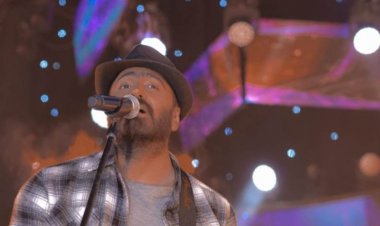 تامر حسنى يمازح أحد معجبيه علي المسرح .. (فيديو)