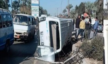 بالصور.. انقلاب سيارة ميكروباص بطريق «مصر - أسيوط» بالبدرشين
