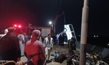 بالصور.. انتشال «ميكروباص»  انقلب  في ترعة بـ«بني سويف»