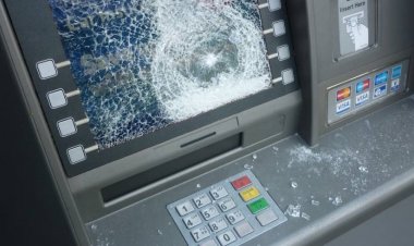 شاب يشعل النيران في ماكينة صراف آلي بالغربية