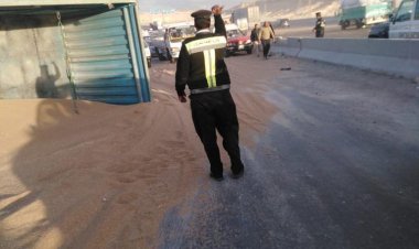 بالصور.. انقلاب سيارة نقل محملة بالقمح على الطريق الأوسطى قبل نفق «الأوتوستراد»