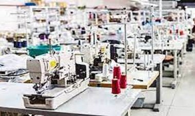 يستخدم خامات مجهولة المصدر.. ضبط مصنع ملابس «بدون ترخيص» بالقاهرة