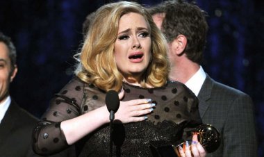 بالفيديو| أديل تنهار من البكاء وتُعلن إلغاء حفلها: نصف فريق عملي مُصاب بالكورونا