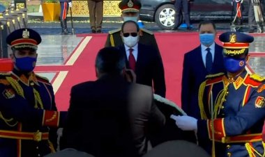 الرئيس السيسي يضع إكليل من الزهور على قبر الجندي المجهول