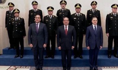 الرئيس السيسي يلتقط صورة تذكارية مع قيادات الداخلية