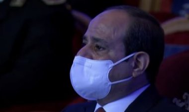 الرئيس السيسي يبكي أثناء مشاهدته لأبناء الشهداء