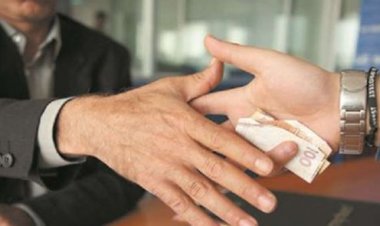 وصول المتهمين في قضية «رشوة وزارة الصحة» لحضور أولى جلسات محاكمتهم