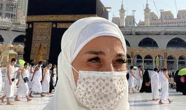 بسمة وهبة تبكي أمام الكعبة: افكر في اعتزال الإعلام والتفرغ للعبادة