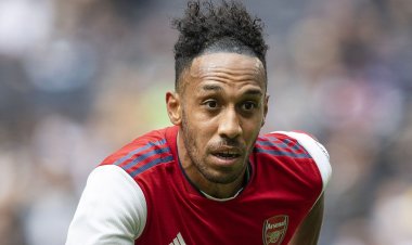 «أوباميانج» يعلن موقفه النهائي من الانتقال لنادي الهلال السعودي