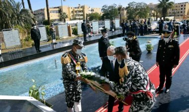 احتفالًا بعيد الشرطة.. وضع  إكليل زهور على النصب التذكاري للشهداء في الأقصر