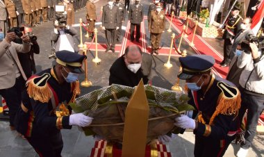 صور وفيديو| محافظ أسيوط يضع إكليلا من الزهور على النصب التذكاري لشهداء الشرطة