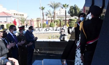 محافظ الفيوم يضع إكليلاً من الزهور على النصب التذكاري لشهداء الشرطة