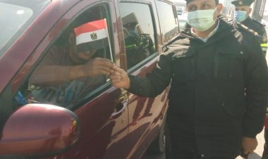 صور| الشرطة توزع هدايا في الشوارع بمشاركة أطفال « قادرون باختلاف»