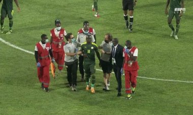 بالصور والفيديو.. ساديو ماني يتعرض لإصابة خطيرة ويغادر مباراة السنغال والرأس الأخضر