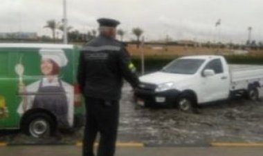 رجال الشــرطة يواصلون جهودهم فى مساعدة المواطنين لمواجهة الطقس السيئ