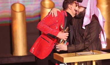 بالفيديو| تركي آل الشيخ يمازح رامز جلال في حفل «Joy Awards»: «أنت لابس ترتر»