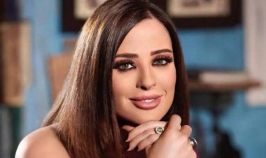 بالفيديو| لحظة وقوع وفاء الكيلاني قبل حفل توزيع جوائز Joy Awards