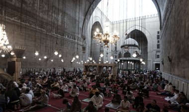 إمام يبث فيديو من داخل مسجد أثناء مباراة مصر وكوت ديفوار.. والأوقاف تعاقبه