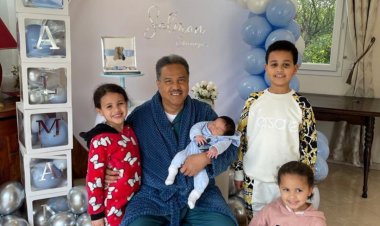 الصورة الأولي للفنان محمد عبده برفقة أبنائه