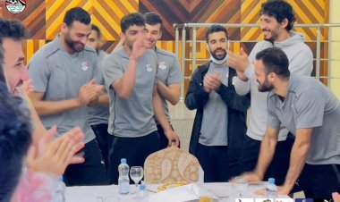 بالصور.. لاعبو المنتخب يحتفلون بعيد ميلاد «أبو جبل» بعد ختام المران