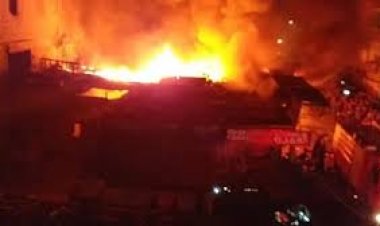 إخماد حريق داخل محل بلاستيك بالزاوية الحمراء