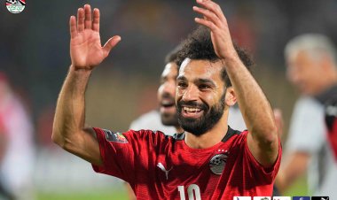 بالفيديو.. وصلة رقص من صلاح على أغنية «سوق البنات» في حافلة المنتخب