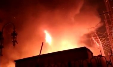 بعد السيطرة عليه.. عمليات «تبريد» لمنع تجدد اشتعال حريق الحسين.. والتحريات: «ماس كهربائى»