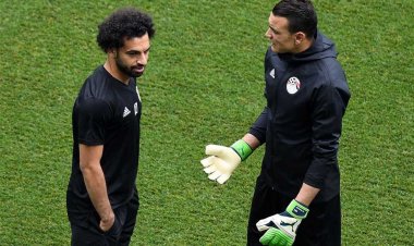 بالفيديو.. حوار «ساخر» بين صلاح والحضري: «جامايكا قالي هاتجيب جولين»