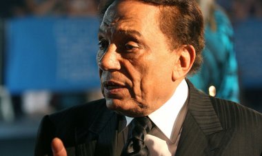 الزعيم عادل إمام يحتفل بفوز منتخب مصر على المغرب بطريقة كوميدية