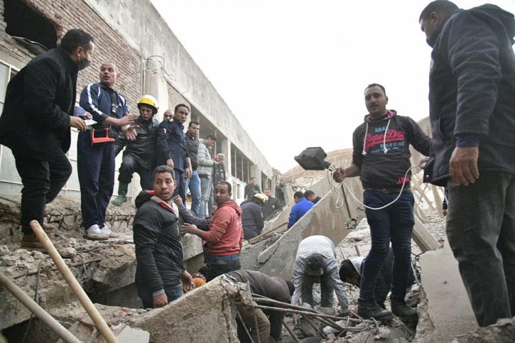 بالفيديو والصور..  لحظة البحث عن مصابي الغزل بالمحلة بعد  انهيار «سقف» الشركة عليهم