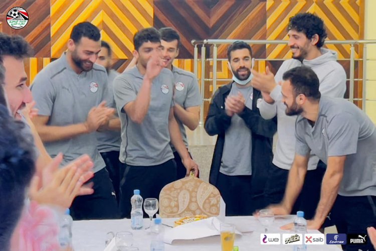 بالصور.. لاعبو المنتخب يحتفلون بعيد ميلاد «أبو جبل» بعد ختام المران