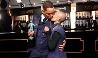 بعد حلاقة شعرها بالكامل.. زوجة ويل سميث تدعمه بحفل جوائز «SAG Awards»