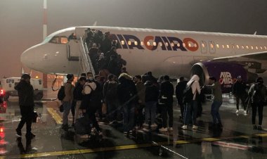 بعد إجلائهم من أوكرانيا.. طائرة الطلاب المصريين تغادر رومانيا عائدة إلى القاهرة