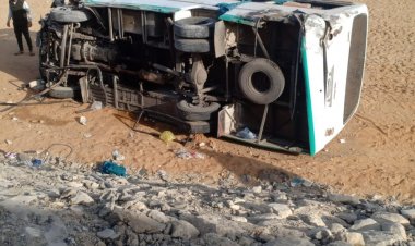 إصابة 21 شخصًا في حادث انقلاب «ميني باص» بالطريق الأوسطي