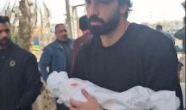 شاهدI لحظة صعبة ومؤثرة.. حازم إيهاب يحمل طفله إلي مثواه الأخير