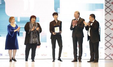 رابي عمرو سعد يتسلم تكريم والده بمهرجان الأقصر للسينما الإفريقية