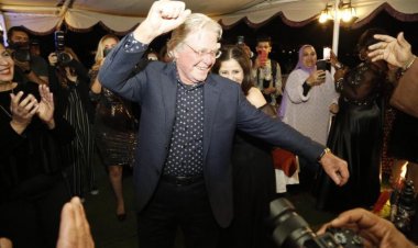 شاهدI رقص حسين فهمي على أنغام المزمار في مهرجان الأقصر للسينما الأفريقية