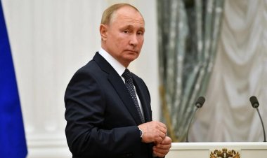 من الاعتزاز بالنفس إلى الثقة والتحدي.. استشاري يُحلل لـ«العاصمة» لغة جسد الرئيس «بوتين»