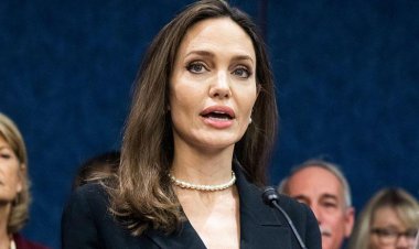 شاهد.. أنجلينا جولي تصل إلى اليمن.. وتصف الوضع بالكارثي