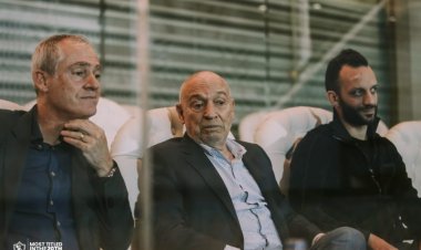 فيريرا يتابع مباراة الزمالك والجونة من المدرجات